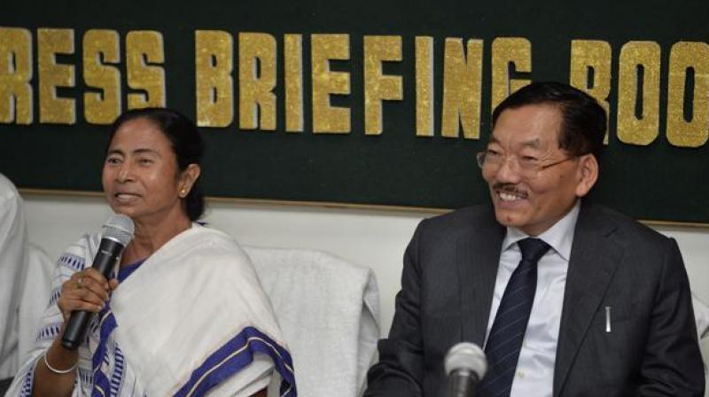 West Bengal Chief Minister Mamata Banerjee and her Sikkim counterpart Pawan Chamling buried all acrimonies after meeting each other in North Bengal secretariat in Siliguri on Friday. (Photo: AFP)