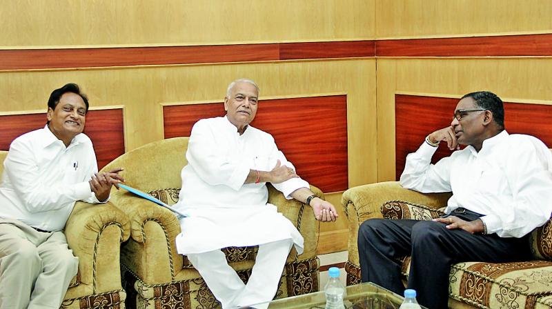 Former minister Yashwant Sinha interacts with Jus-tice J. Chalameswar of the Supreme Court on the sidelines of Manthan Samvad in Hyderabad. (Photo: DC)
