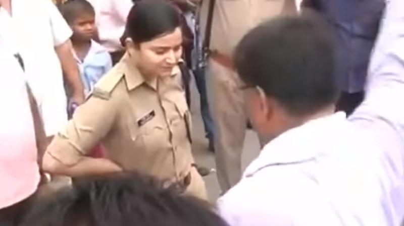 Senior police officer Shreshtha Thakur engage in a verbal altercation with BJP leaders. (Photo: YouTube Screenshot)