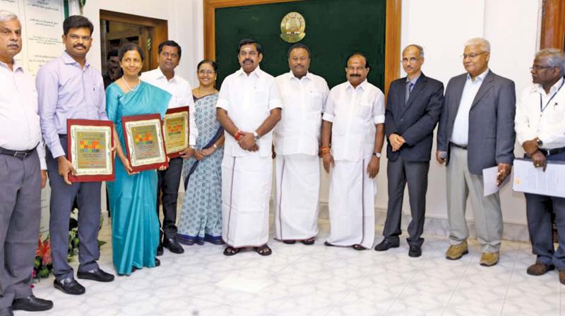 Prof. Mini Thomas(third from left), Director, NIT Trichy, receives the award from the CM. (Photo: DC)