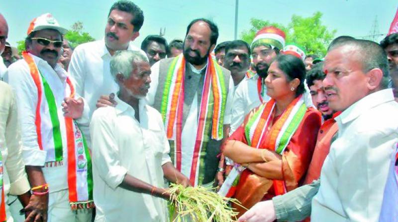 TPCC president N. Uttam Kumar Reddy interacts with farmers as former minister Sunita Laxma Reddy looks on, in Narsapur on Friday. (Photo: DC)
