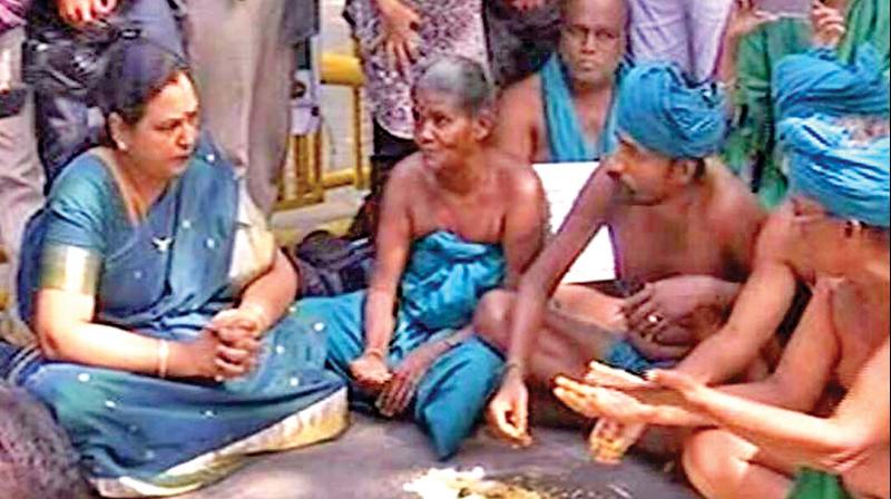 DMDK president Vijayakanthas wife Premalatha meets protesting farmers in New Delhi on Tuesday. (Photo: DC)