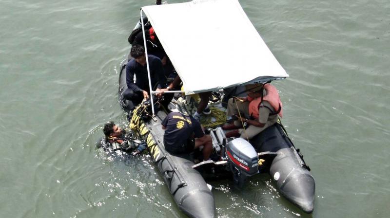 Kochi police and Navy search under Goshree bridge for the mobile used by Pulsar Suni, accused in actor abduction case. (Photo: DC)