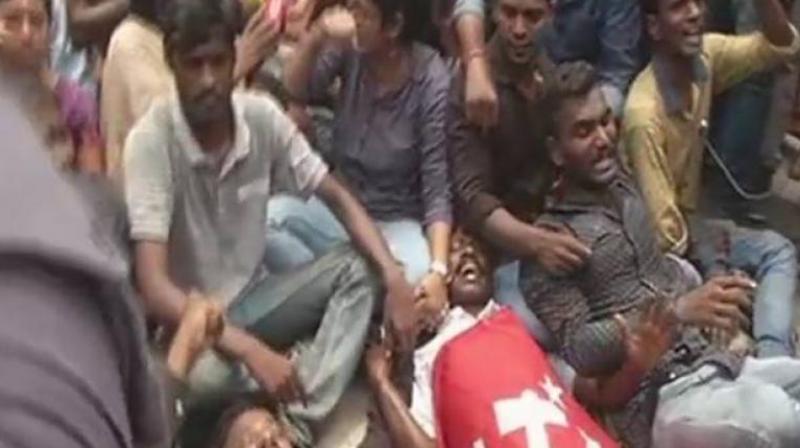 Members of the SFI protest the death of S Anitha, who petitioned the SC against the implementation of NEET in Tamil Nadu. (Photo: ANI | Twitter)