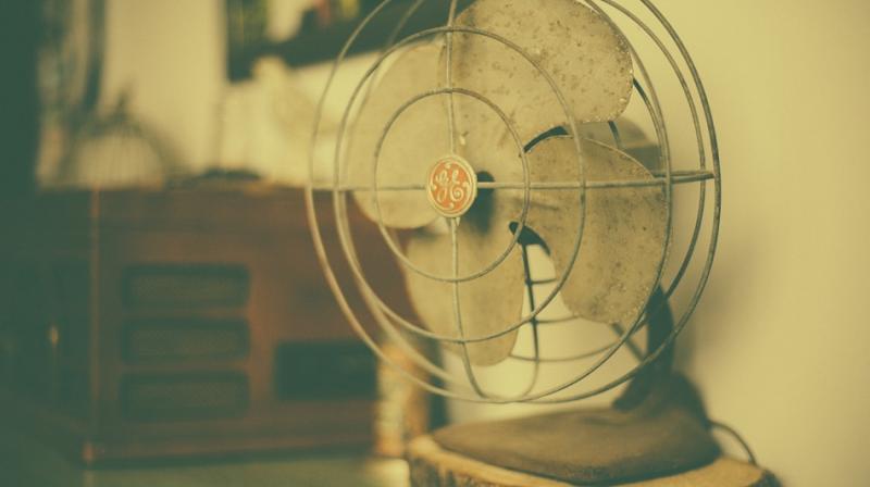 Unwanted effects of having a fan in bedroom include allergic reactions, asthma attacks, dryness, irritated sinuses, and sore muscles. (Photo: Pixabay)