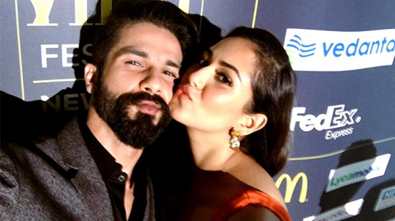 Shahid on a selfie-spree with wifey Mira Kapoor at the award shows green carpet.