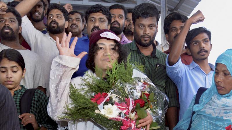 Irom Sharmila being welcomes by the Democratic Youth Federation of India (DYFI) at the Thiruvananthapuram railway station. (Photo: PTI)