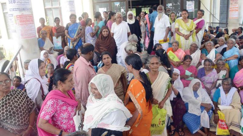 The crowd gathered at Thiruvananthapuram Collectorate at Kudappanakkunnu on Thursday to submit application for CM Janasanthwana Fund. (Photo: DC)