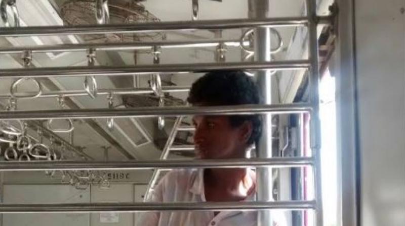 The man even made attempts of boarding onto the ladies compartment but other women co-passengers retaliated and made him back off. (Photo: Facebook)