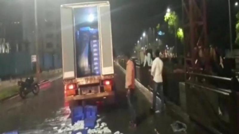Swabhimani Shetkari Sangathna (SSS) on Monday morning stopped vehicles near Pune and spilled milk on road thereby preventing it from being supplied to nearby cities. (Photo:ANI)