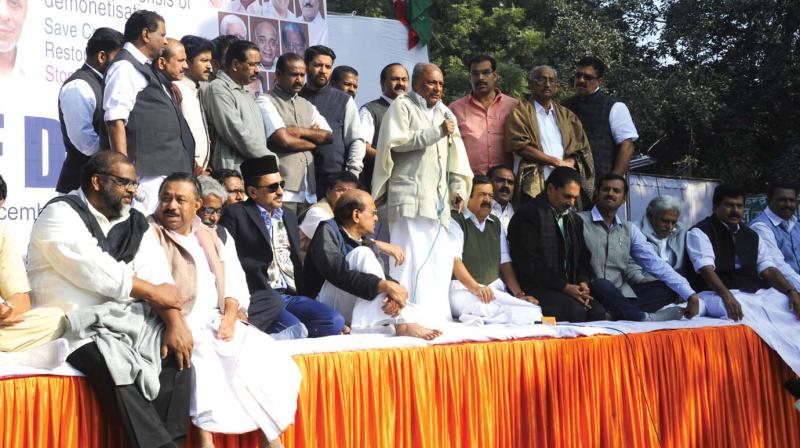 Senior Congress leader A.K. Antony inaugurates a dharna by UDF MLAs and MPs at Jantar Mantar in New Delhi on Wednesday against demonetisation. Also seen are Congress MLA K. Muraleedharan, CMP Leader C.P. John, KPCC vice-president M.M. Hassan, JD(U) leader Varghese George, Muslim League leaders Sadiq Ali Shihab Thangal and P.K. Kunhalikutty, Opposition Leader Ramesh Chennithala, RSP leader N.K. Premachandran, KC (J) MLA Anoop Jacob and others. (Photo: DC)