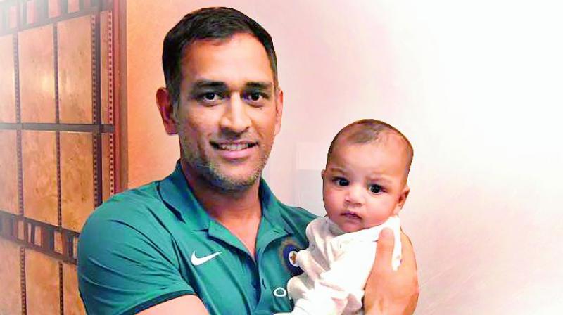 M.S. Dhoni  met the Pakistani skippers family and posed for a picture with his son.