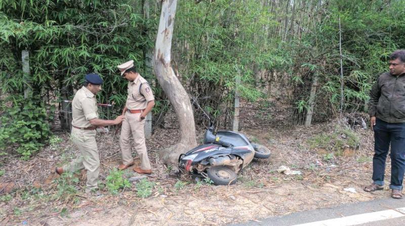 Police at the site of the encounter near Tulips resort off Bannerghatta road. (Photo: DC)