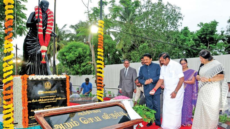 Chief Minister Edappadi K. Palaniswami unveiling the aathichudi slate after Governor CH.Vidyasagar Rao opened the statue of Avvaiyar at Raj Bhavan on Friday. Chief Justice Indira Banerjee, as the guest of honour at the function, initiated the Akshrabhyasam on the aathichudi slate. Chief Secretary to Government Dr Girija Vaidyanathan, IAS, and Governors principal secretary Ramesh Chand Meena also participated. 	(Photo: DC)