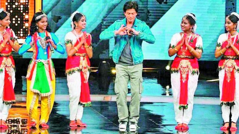 Shah Rukh Khan shaking a leg with V.S. Ramamoorthys students on a TV show