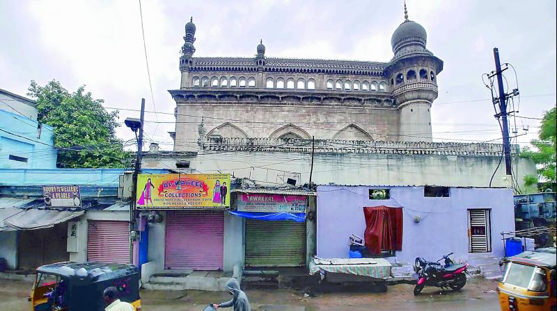 A view of new constructions coming up around the historic Macca Masjid posing a danger to the mosque   (Photo: DC)