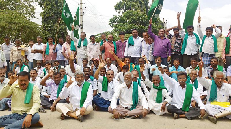 Farmers stage rasta roko on Mysuru-Bengaluru road at Srirangapatna on Monday for release of water from KRS