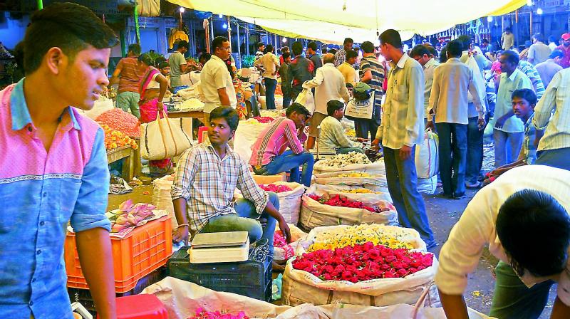 Flower market bustles with activity at Phoolbhag in Hyderabad on Thursday, a day ahead of Varalakshmi vratam (Photo: DC)