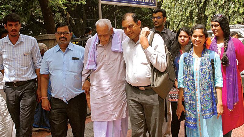 Freedom fighter HS Doreswamy and others arrive at the Lokayukta office to submit an appeal regarding lake conservation, in Bengaluru on Thursday 	(Photo: DC)