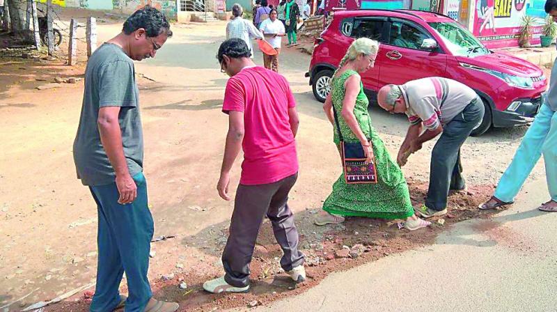 A third consecutive shramdaan effort from citizens of North Zone of Hyderabad on Sunday has exposed the negligence of the municipality in maintaining the roads (Phtoto: DC)