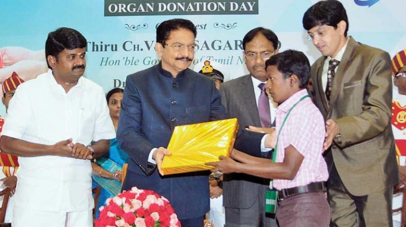 Tamil Nadu governor Ch Vidyasagar Rao hands over a memento to the kin of an organ donor at Raj Bhavan on Sunday  (Photo: DC)