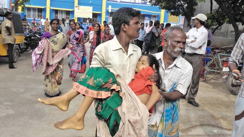 Relatives of the girl child Vaishnavi struggling to take back her body home after she died in Ambur government  hospital on Sunday  (Photo: DC)