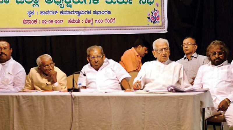 A file photo of Veerashaiva-Lingayat leaders Shamanur Shivashankarappa, N. Thippanna and Bhemanna Khandre at a meeting on religion tag for Veerashaiva-Lingayat community in Bengaluru
