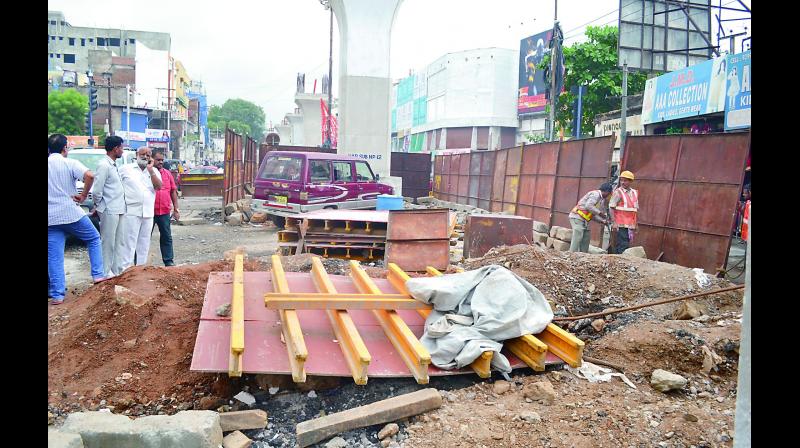 The Metro Rail works at Putlibowli and Badi Chowdi have turned the roads topsy-turvy  (Photo: DC)