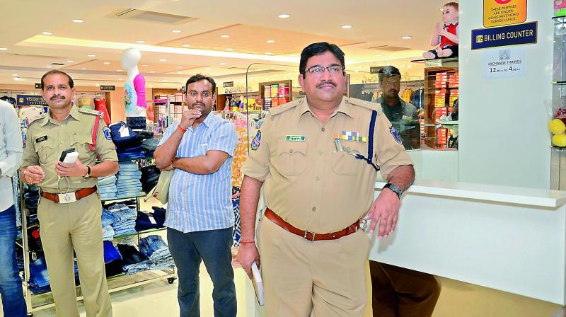 LB Nagar DCP M. Venkateswar Rao inspects the Anutex Mall in Kothapet on Monday (Photo: DC/Representational Image)