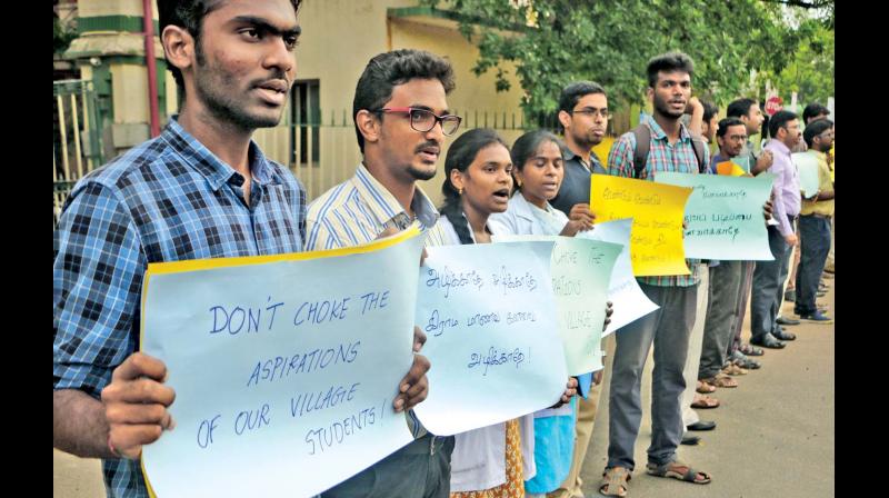 Medical students of government colleges across the city form a human chain and raise their voice against Neet in front of RGGGH on Wednesday. (Photo: DC)