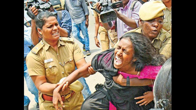 Chennai police arrest Revolutionary Students and Youth Front (RSYF) members near Anna Statue, Anna Salai for agitating following the death of anti-Neet crusader Anitha (Photo: DC)