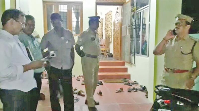 Police team at the house from where 300 sovereigns of gold were burgled in West Tambaram (Photo: DC)