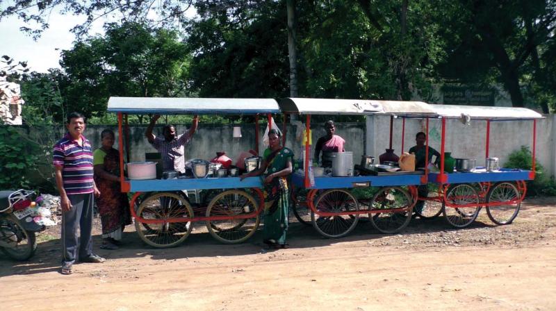 Food vendors outside Mettur hospital (Photo: DC)