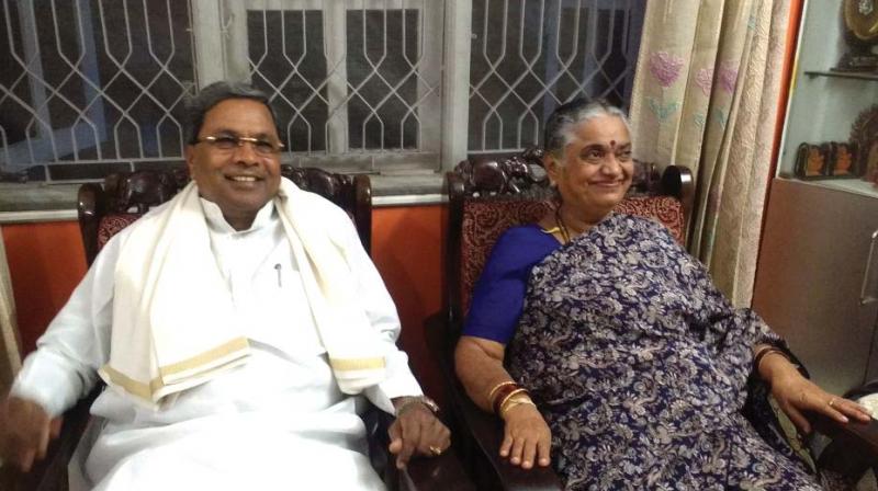 Chief Minister Siddaramaiah with his classmate and friend Rajalakshmi at her residence in Mysuru (Photo: DC)