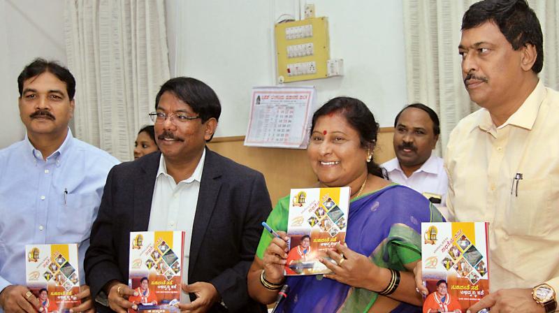 Mayor G. Padmavathi releases booklet with BBMP Commissioner Manjunath Prasad at the BBMP headquarters in Bengaluru on Monday (Photo: DC)
