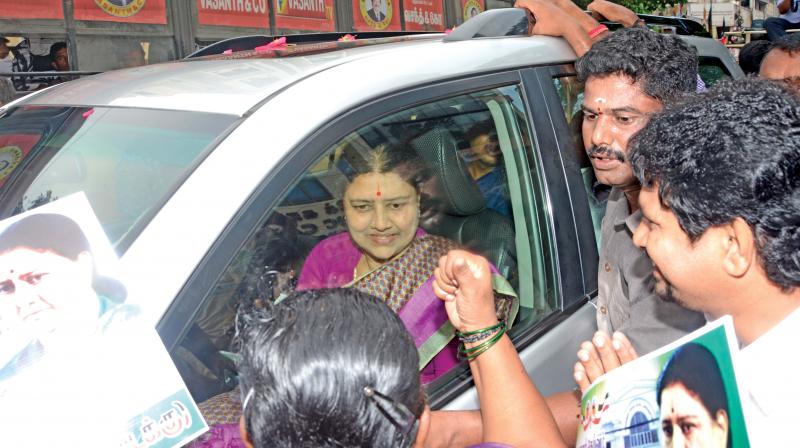 VK Sasikala meets, greets cadre on way back to prison (Photo: DC)