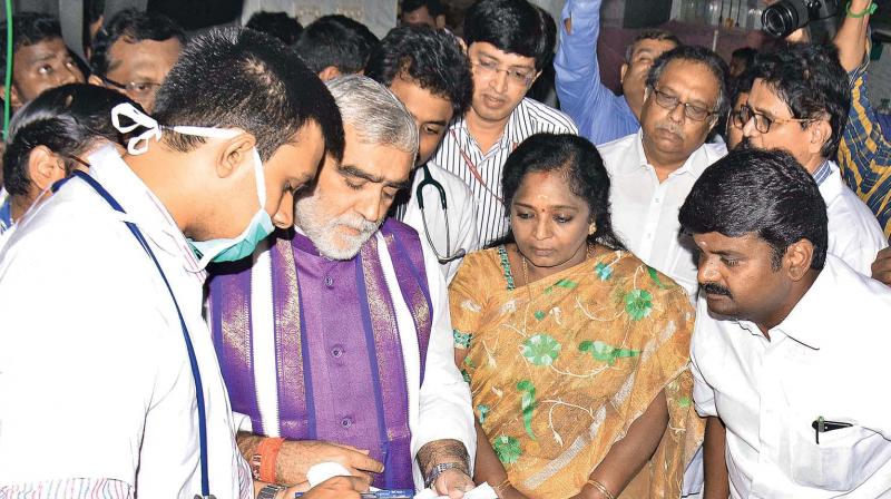Union minister of state for health and family welfare Ashwini Kumar Choubey, interacts with the doctors  after visiting the dengue infected patients (Photo: DC)