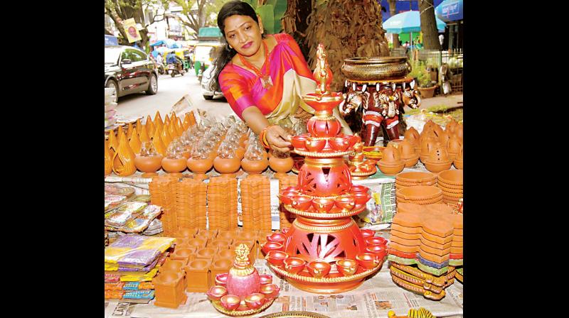 Traditional Diwali lamps for sale at Basavangudi in Bengaluru on Monday (Photo: KPN)