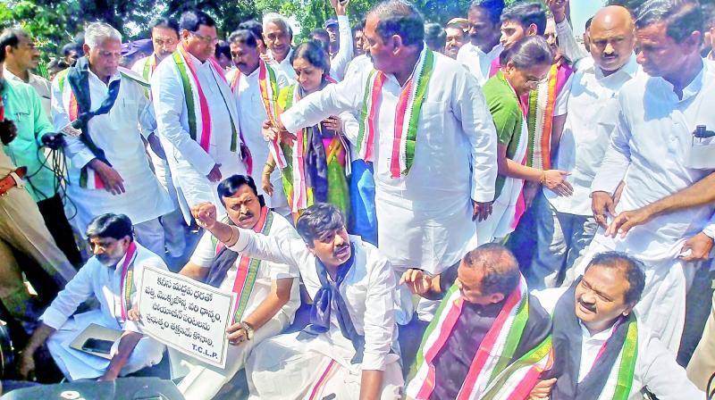 Congress MLAs protest on the Assembly main road on Friday as part of the Chalo Assembly rally. Many of the leaders were arrested by the police. Traffic was jammed on the road for about two hours. (Photo: DC)