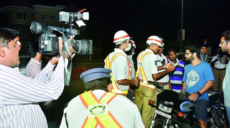 Police conducting random checks at DUI (driving under the influence of alcohol) points