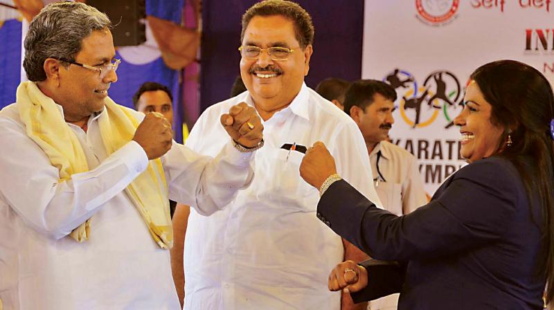 Chief Minister Siddaramaiahs symbolic karate bout with Mayor Kavitha Sanil at the inaugural function of the Indian Karate Championship in Mangaluru on Saturday (Photo:  KPN)