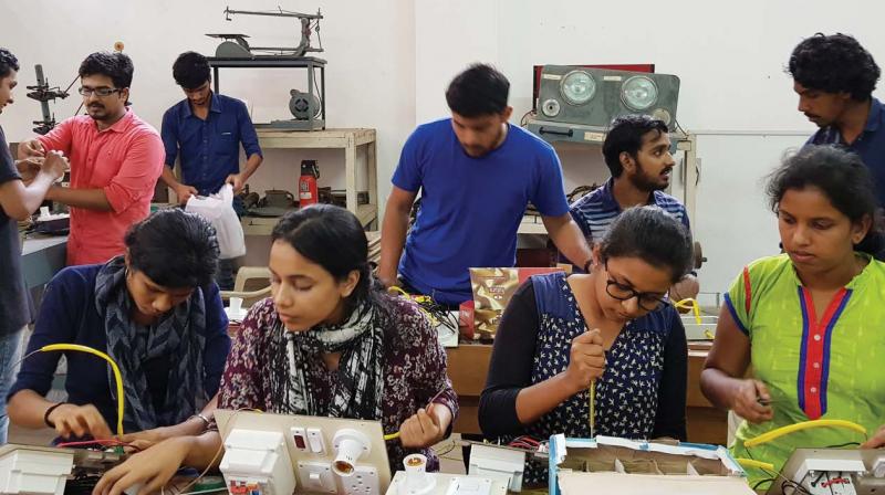 Students of TKM College of Engineering involved in the production of electrical boards (Photo: DC)