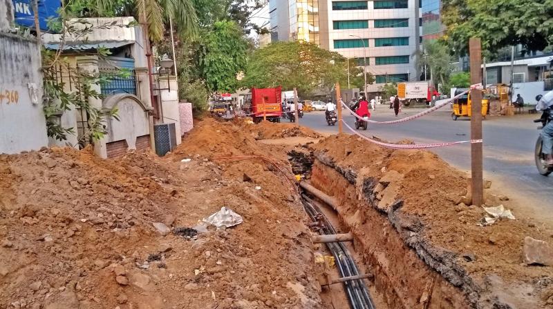 The road dug up for laying cable wires, remains a cause of inconvenience to commuters and peddlers. (Photo: DC)