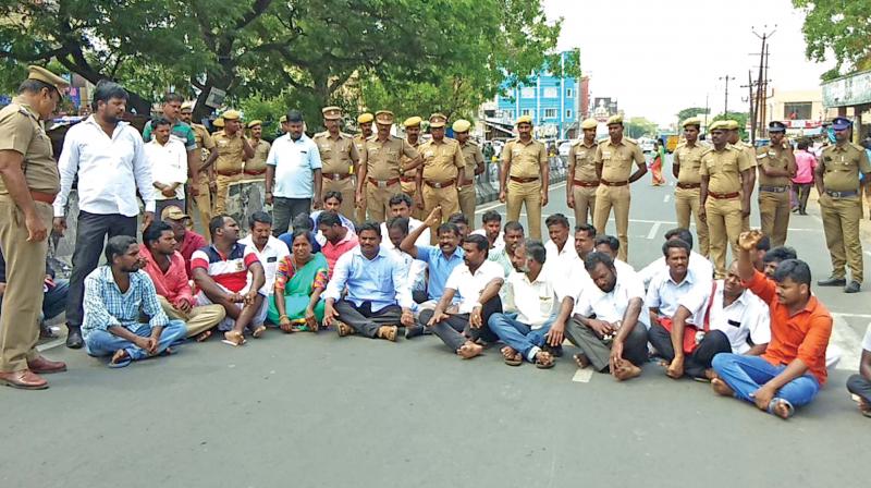 Family of Sitrarasu and education department staff stage sit-in demanding a probe into his death. (Photo: DC)