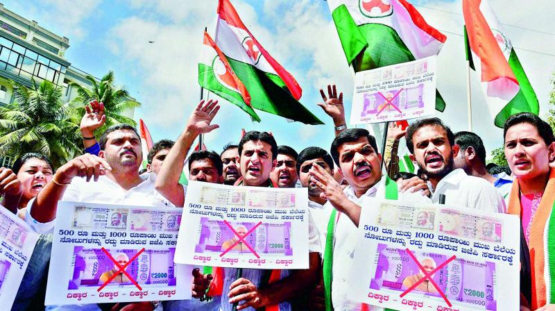 Congress workers protest high currency notes ban in Bengaluru on Monday. (Photo: PTI)