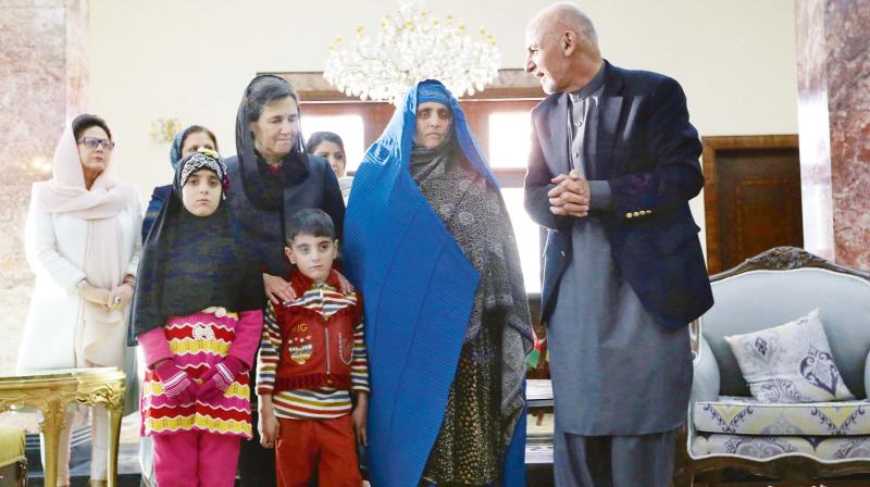 Afghan President Ashraf Ghani with Afghan Girl Sharbat Gula and her family in Kabul. (Photo: AP)