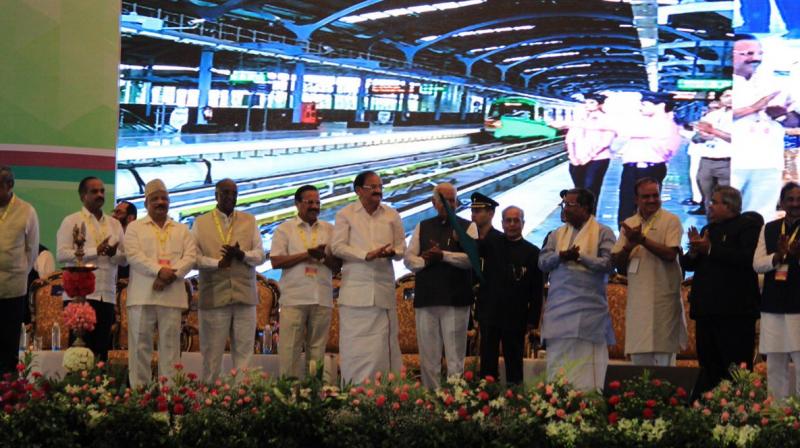 President Pranab Mukherjee, along with Union Minister Venkaiah Naidu flags off the Bengaluru Metro Railway. (Photo: Twitter | @MVenkaiahNaidu)