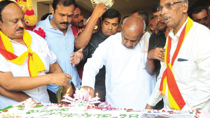 Former PM and JD(S) supremo H.D. Deve Gowda celebrates his birthday with his supporters at his residence in Bengaluru on Sunday.  (Photo:DC)