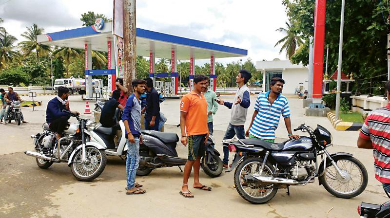 A petrol bunk seen closed at Srirangapatna on Friday as owners observed bandh in many districts against new price policy. (Photo: KPN)