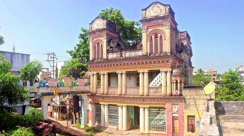 The Kodiguddu bungalow constructed following Mughal architecture is still intact in Nandivelugu in Guntur district. The bungalow was constructed in the year 1917 using egg yolk and jaggery in lime and teakwood imported from Rangoon and England.